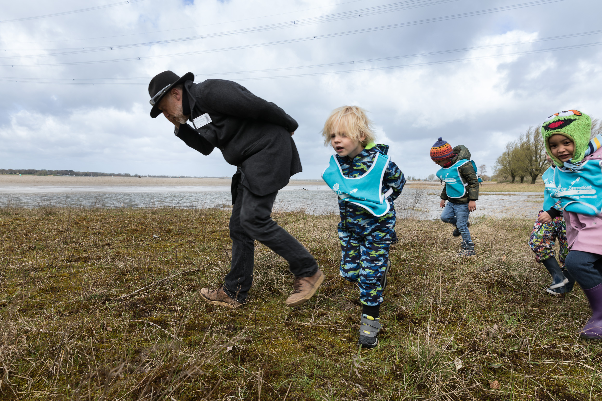 Stad en Natuur heeft nieuwe lessen ontwikkeld voor het Almeerderstrand. Klassen kunnen met de natuurdetective strandjutten.