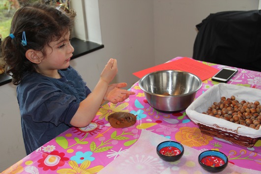 Kleuters bakken ze bruin tijdens Kinderkookcafé